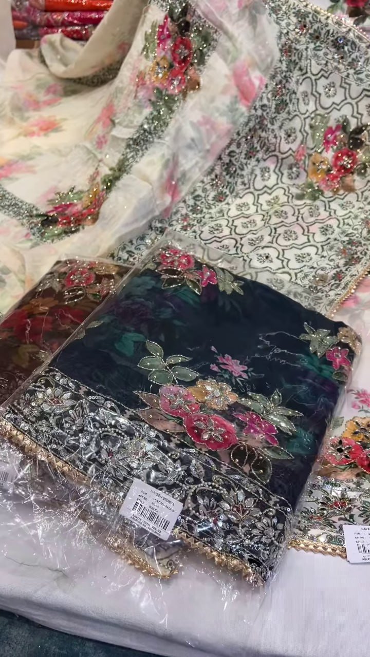 Floral Print Organza Saree With Embroidery - Image 9