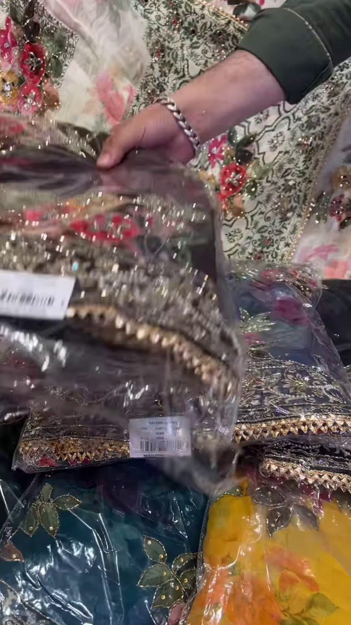 Floral Print Organza Saree With Embroidery - Image 4