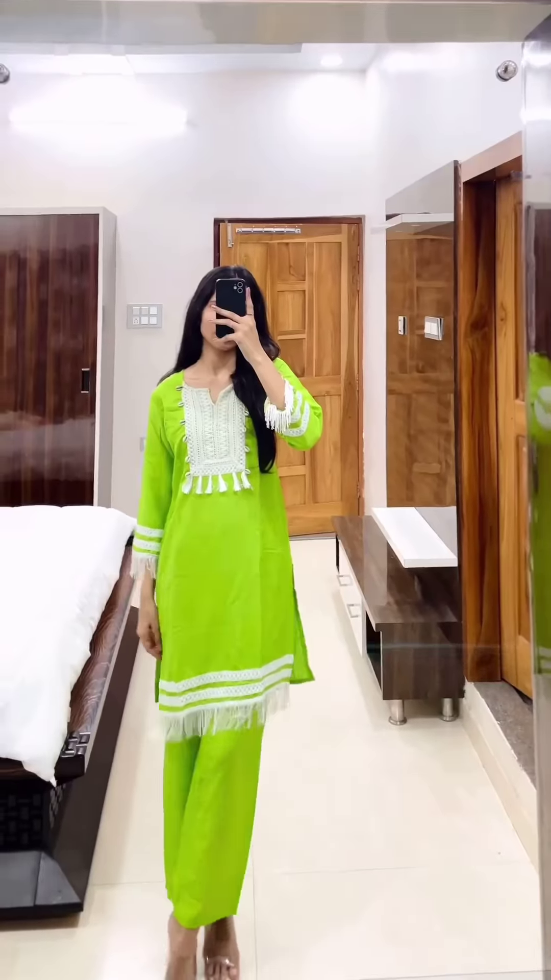 Cream Tulip-Print Kurta Set with Matching Pants – Elegant Floral Ethnicwear for Women - Image 2