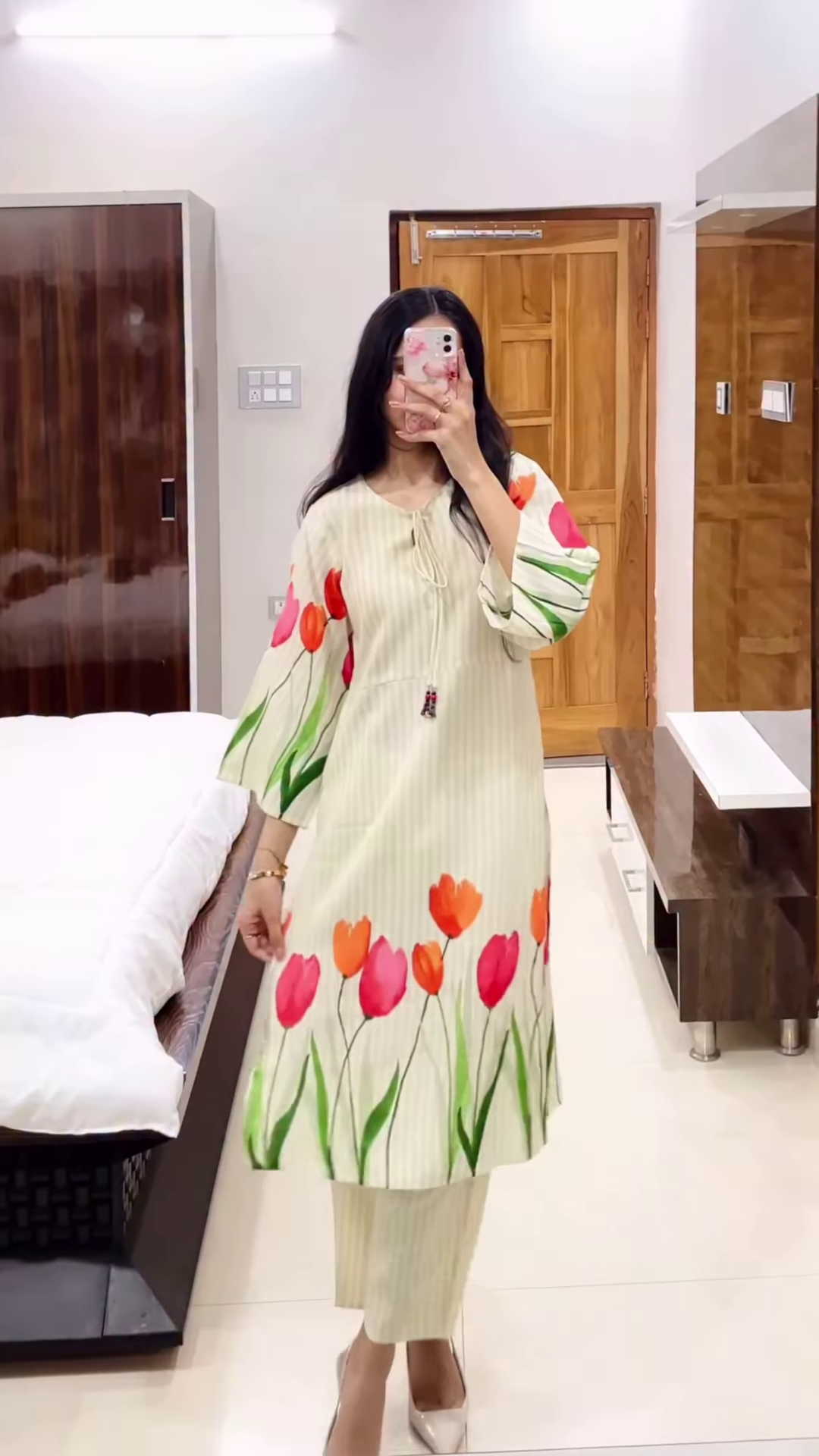 Cream Tulip-Print Kurta Set with Matching Pants – Elegant Floral Ethnicwear for Women - Image 9